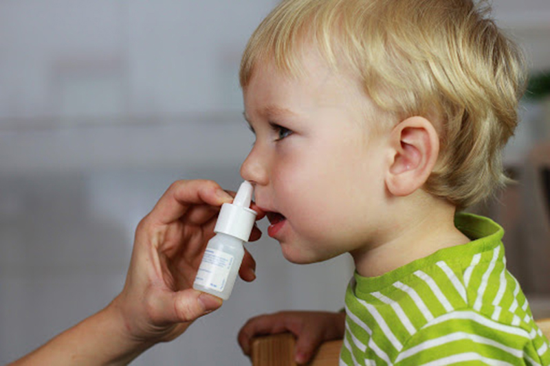Thường xuyên vệ sinh mũi nếu trẻ đang gặp các vấn đề về đường hô hấp