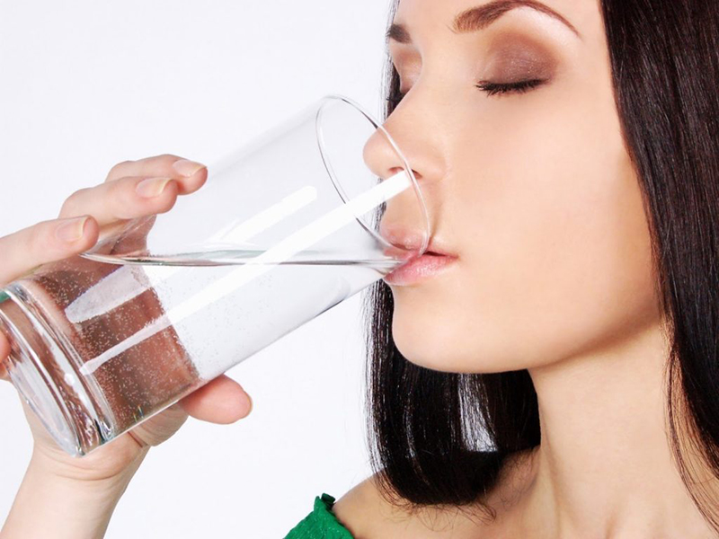 Súc miệng bằng nước muối ấm mỗi ngày giúp bạn giảm cảm giác đau rát