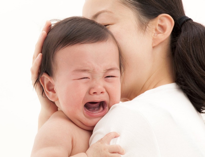 Em bé quấy khóc khi bị tay chân miệng