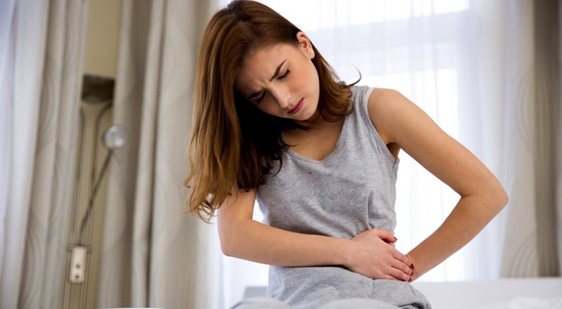 Đau quặn thắt bụng như đau bụng kinh kết hợp các triệu chứng là biểu hiện của viêm lộ tuyến ở cổ tử cung mà bạn cần chú ý
