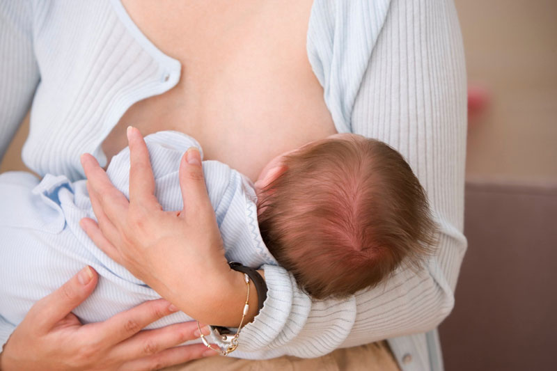 Sữa mẹ là nguồn dinh dưỡng thiết yếu cho sự phát triển của trẻ