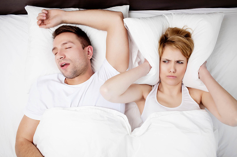 Khi ngủ, tiếng ngáy khò khè của bạn gây ảnh hưởng đến giấc ngủ của người bên cạnh.
