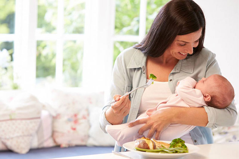 Các mẹ cần duy trì chế độ ăn lành mạnh không làm ảnh hưởng đến nguồn sữa