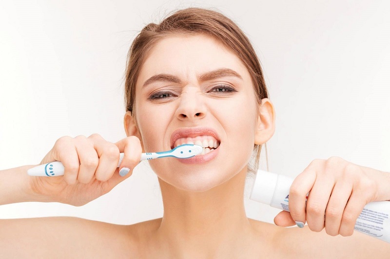 Nhiệt ở miệng cũng có thể sinh ra trong quá trình vệ sinh răng miệng không đúng cách