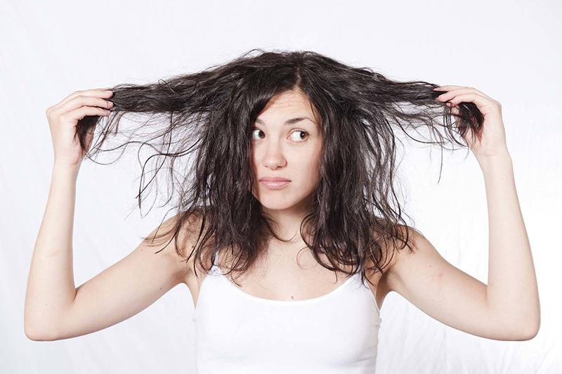 Chỉ gội đầu khi tóc quá bẩn, thói quen này sẽ tạo nên môi trường thuận lợi cho nấm xâm nhập vào sợi tóc
