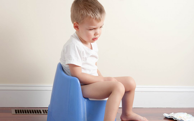 Trẻ bị táo bón thường cảm thấy khó chịu và đau đớn khi đi vệ sinh 