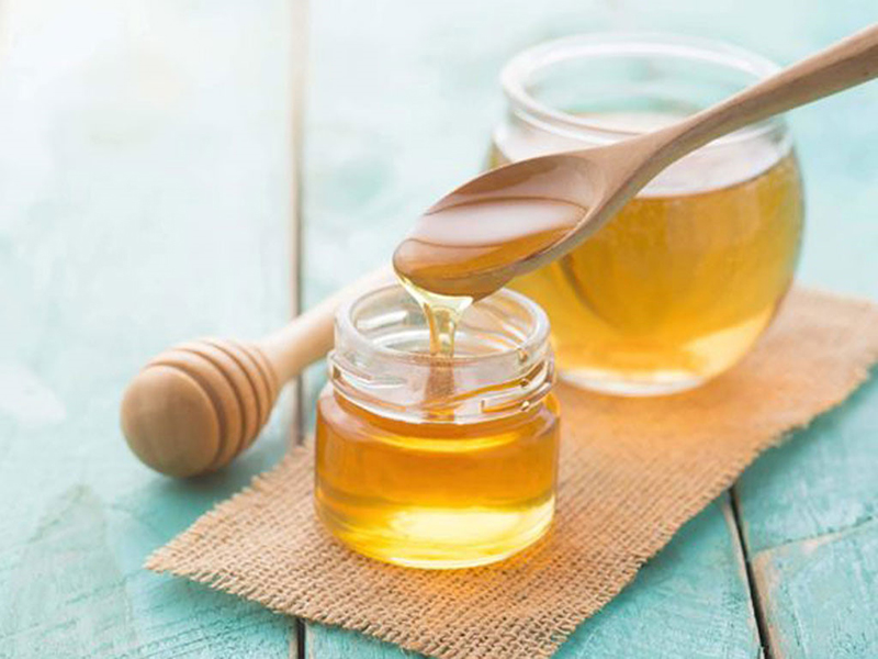 Dùng mật ong pha với nước đậu đen cho bé uống để cải thiện tình trạng táo bón