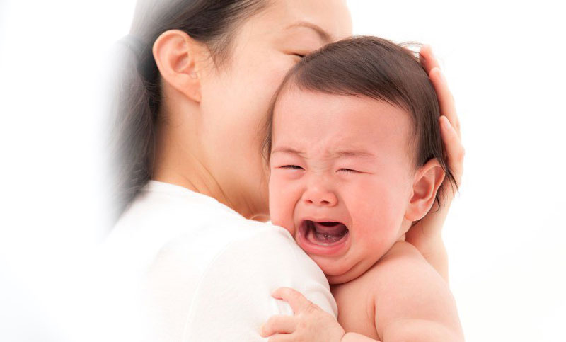 Trẻ bị viêm amidan rất biếng ăn và thường quấy khóc.