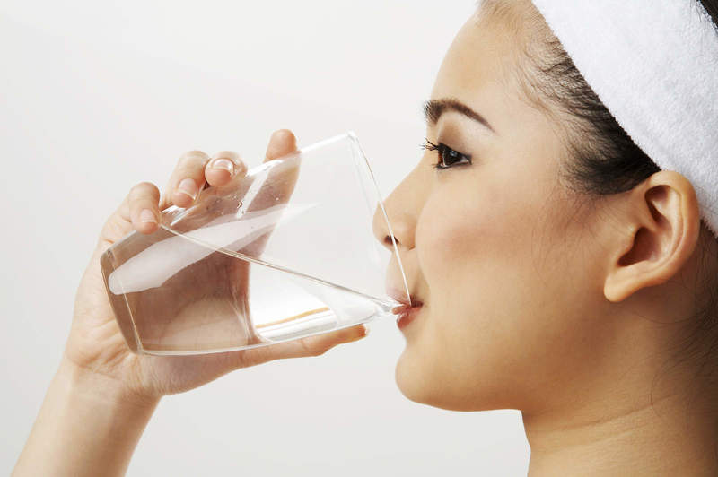 Súc miệng với nước muối đều đặn mỗi ngày giúp làm giảm sưng, đau ở họng