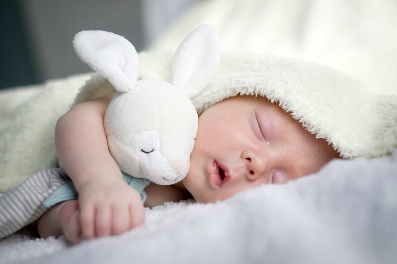 Cho trẻ mang theo vật yêu thích khi ngủ để tạo cảm giác an toàn 