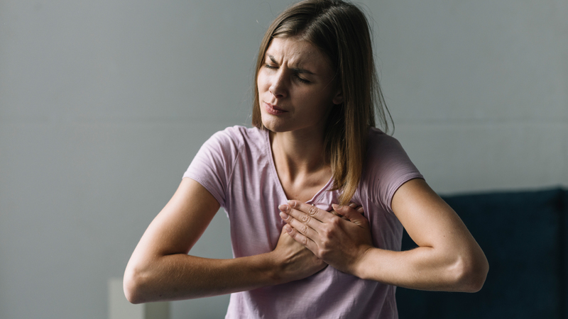 Bác sĩ giải đáp băn khoăn: Tức ngực khó thở là bệnh gì? | Medlatec