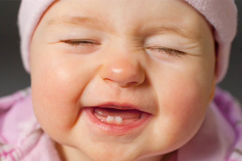Trẻ sốt mọc răng có gì khác với sốt thông thường? | Medlatec