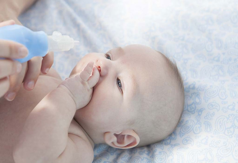 Dùng nước muối sinh lý rửa mũi cho trẻ