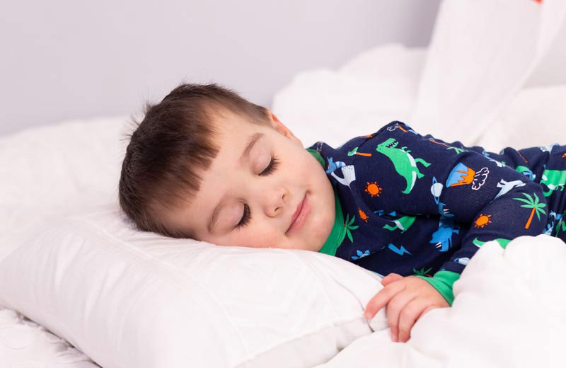 Kê cao đầu của trẻ khi ngủ tạo cảm giác thoải mái, ngăn ngừa nước mũi chảy vào trong