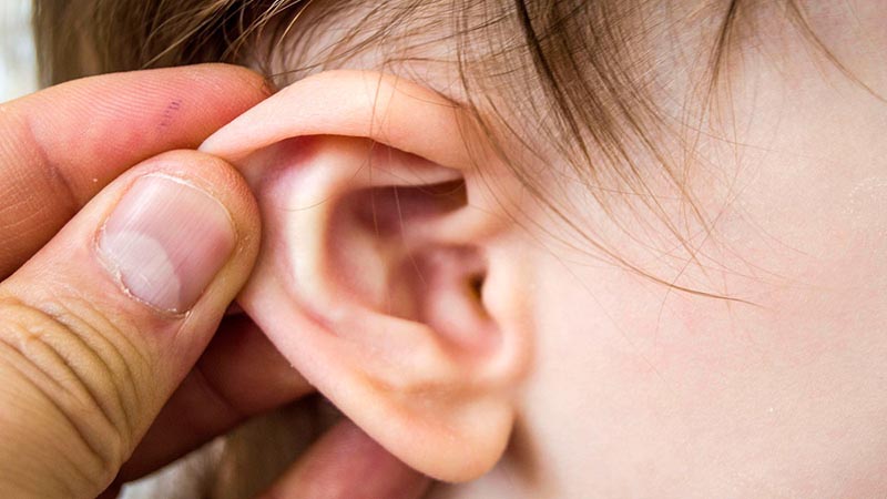 Viêm tai giữa có thể do vi khuẩn hoặc môi trường bên ngoài