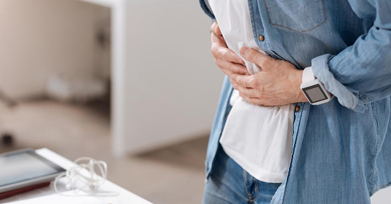 Thường xuyên đau bụng là biểu hiện đầu tiên của bệnh viêm đại tràng