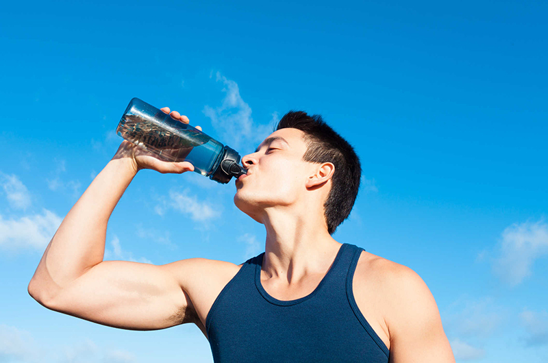 Uống nước đầy đủ là cách đơn giản để tránh tình trạng chán ăn buồn nôn