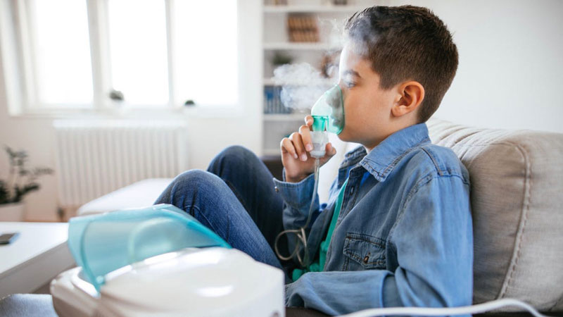 máy khí dung hỗ trợ trẻ dễ thở hơn khi bị viêm phế quản