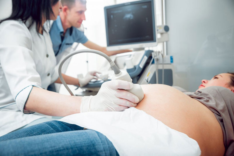 thực hiện siêu âm thăm khám thai định kỳ