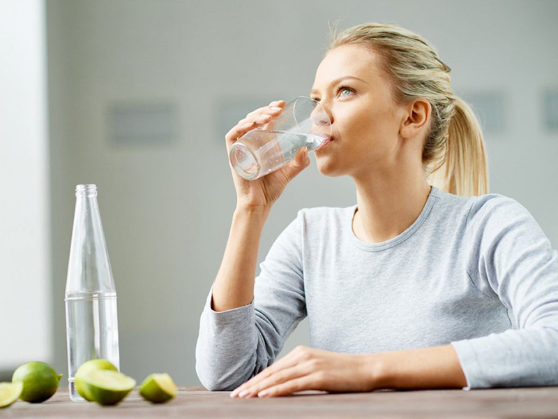 Uống nhiều nước để góp phần giúp bụng bên phải khỏe mạnh