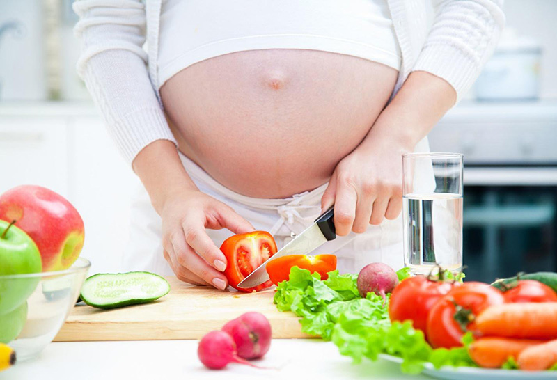 Bổ sung các loại rau xanh và quả tươi tốt cho sự phát triển của thai nhi