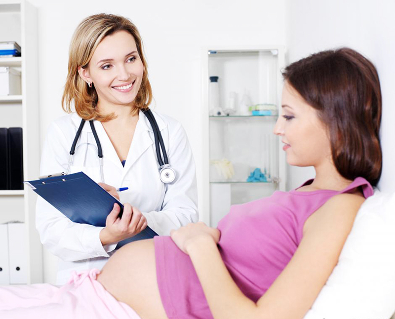 Khám sức khỏe định kỳ theo hướng dẫn của bác sĩ chuyên khoa là cách để mẹ kiểm tra sự phát triển của bé cưng