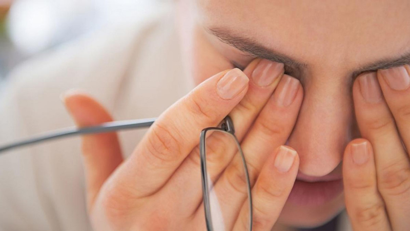 Tầm nhìn của người bệnh thường bị ảnh hưởng nghiêm trọng và có thể dẫn đến mù lòa
