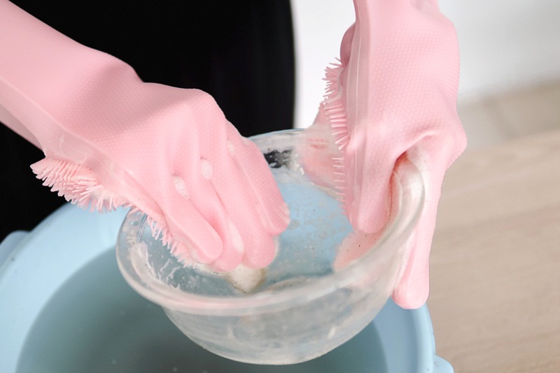 Không nên tiếp xúc với chất tẩy rửa để bảo vệ da