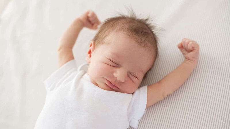 Phenylketone niệu (PKU) nên được sàng lọc sớm khi trẻ 1 - 2 ngày tuổi