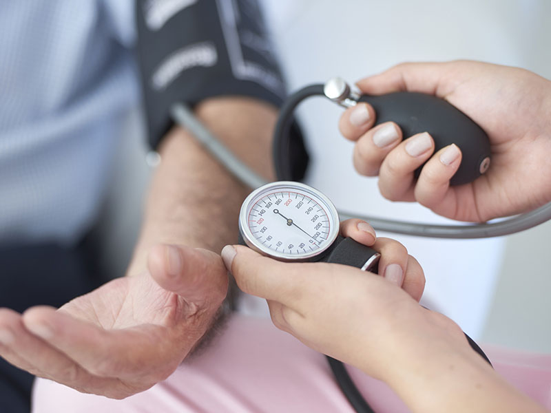 Tình trạng khi huyết áp đột ngột giảm xuống dưới 90/60 mmHg được gọi là huyết áp thấp