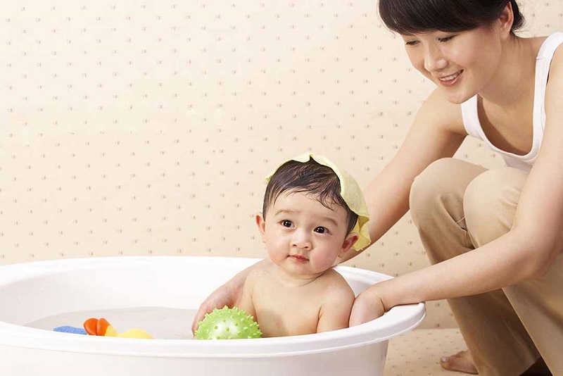Tắm rửa sạch sẽ, đúng cách cho trẻ giúp rôm sảy nhanh lặn