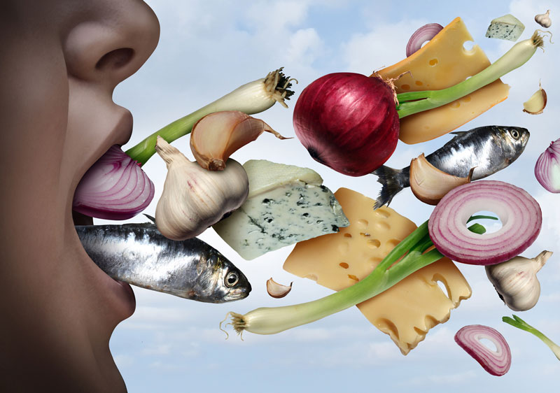 Chế độ ăn uống có ảnh hưởng rất lớn đến mùi cơ thể cũng như hơi thở của chúng ta