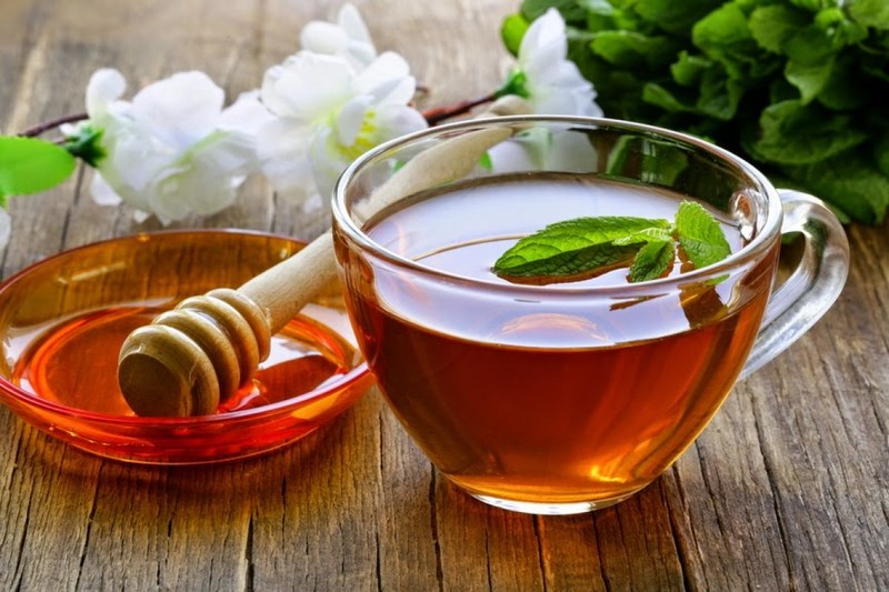  Pha trà gừng, mật ong với nước ấm để uống giúp làm dịu cơn đau bụng dưới