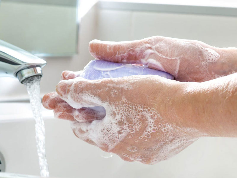 Rửa tay với xà phòng để tiêu diệt vi khuẩn