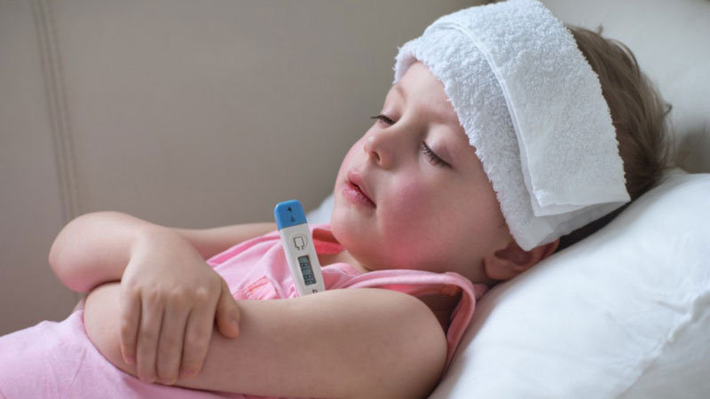 Trẻ thường sốt cao khi bị viêm VA
