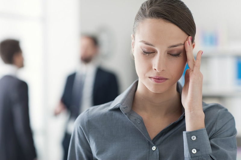 Triệu chứng đau đầu có thể xuất hiện đột ngột, thường xuyên