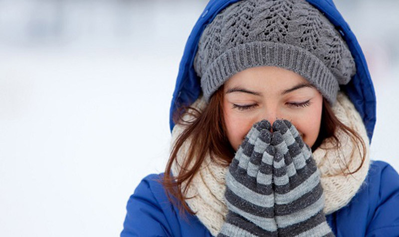 Giữ ấm cổ họng khi thời tiết lạnh để phòng ngừa bệnh polyp ở thanh quản