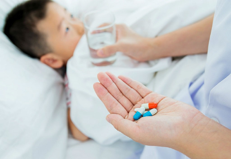 Phụ huynh khi sử dụng thuốc cho trẻ cần tuân theo hướng dẫn của bác sĩ 