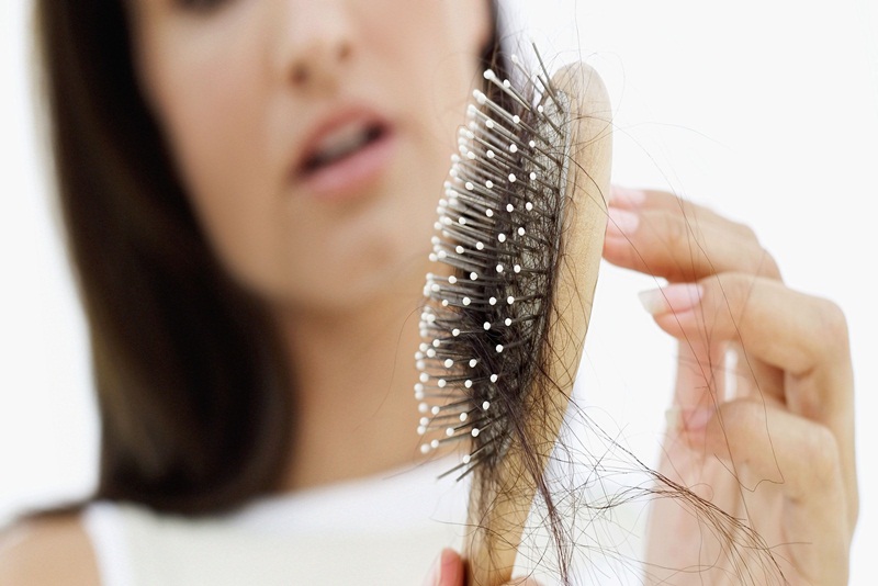Nhiều nguyên nhân dẫn đến tóc rụng nhiều ở nữ giới