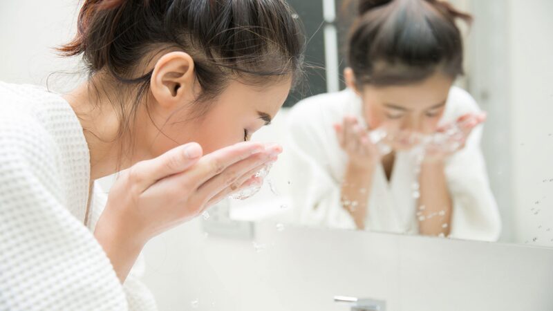 cách làm sạch da mặt trong đó dùng sữa rửa mặt là bước làm sạch sâu cho da
