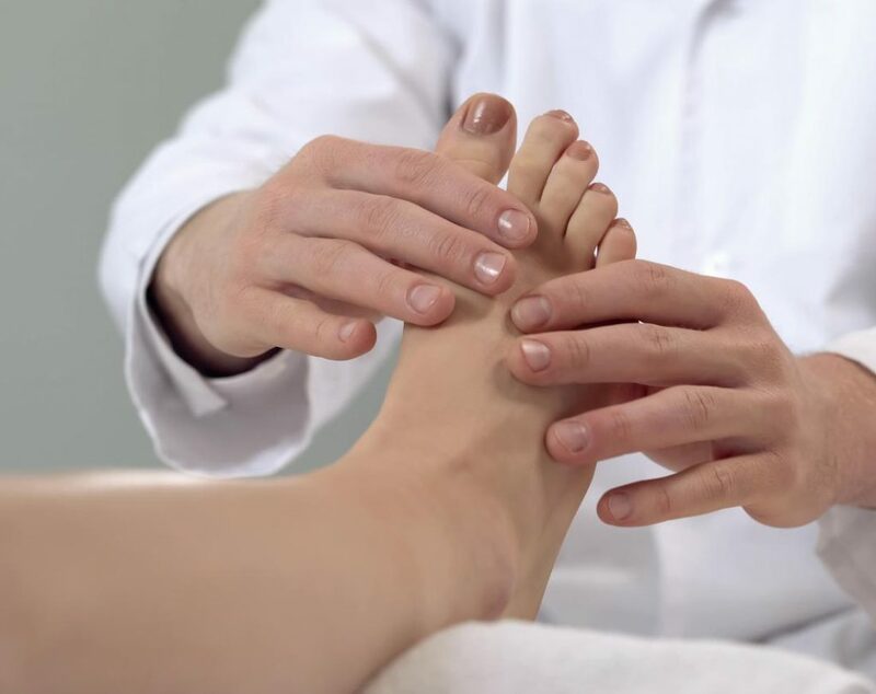 Massage chân sẽ giúp hiện tượng tê bì ngón chân, tay nhanh chóng biến mất
