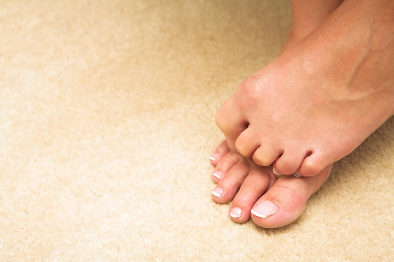 Máu lưu thông kém là một nguyên nhân phổ biến dẫn đến tê ngón chân