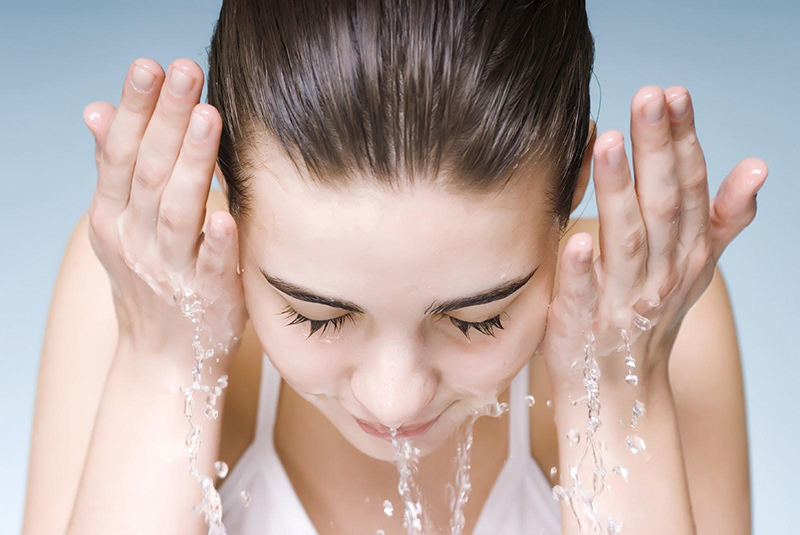 Rửa mặt là một bước đơn giản và quan trọng nhất trong điều trị mụn và chăm sóc da