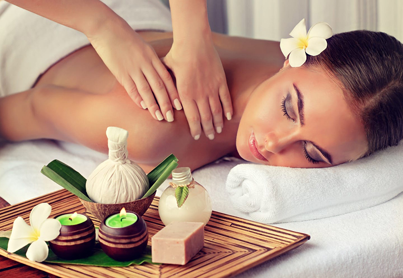 Các liệu pháp massage được đánh giá là rất hữu dụng trong việc trị gai cột sống