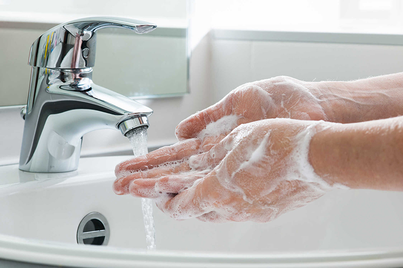 Rửa tay bằng xà phòng trước khi chạm vào mụn