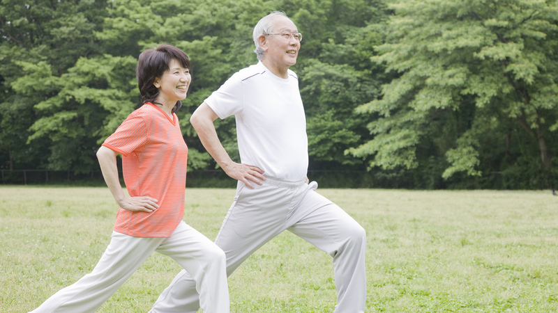 Người già cũng cần tập thể dục hàng ngày để tăng cường sức khỏe