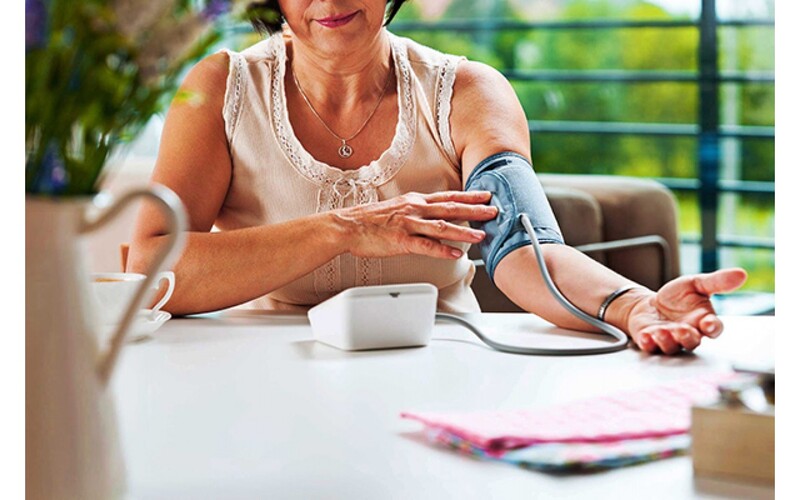 Người cao tuổi nên có máy đo huyết áp tại nhà