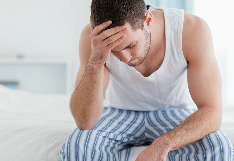 Tình trạng sốt kéo dài có thể kéo theo cái triệu chứng đau nhức đầu, mệt mỏi,...
