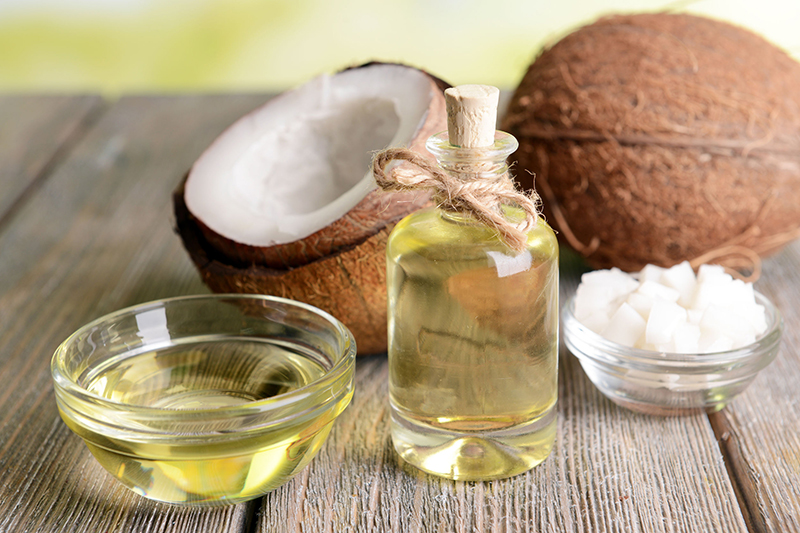 Thường xuyên sử dụng dầu dừa để giúp chữa viêm nang lông hiệu quả