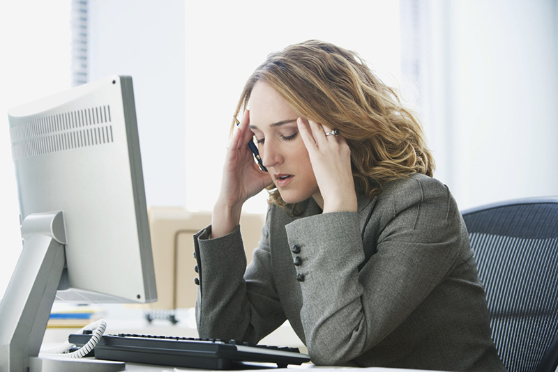 Áp lực công việc, stress, căng thẳng là nguyên nhân hàng đầu gây nên các cơn đau dạ dày, nhất là với người trẻ